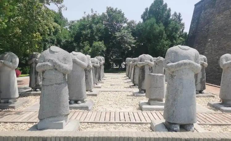 武则天死后留下无字碑 这是什么意思（无字石碑） 