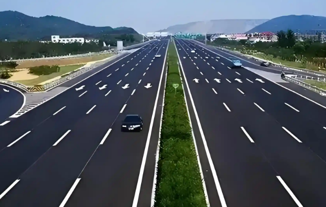 高速公路的“黑色革命”：沥青为何成为主流选择？