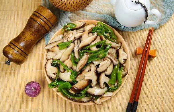 糖尿病食谱--青椒炒香菇