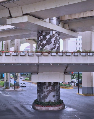 上海龙柱事件真实原因？金色龙纹刻在高架上非常显眼