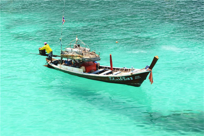 海面的上空出现了悬浮的轮船 是海市蜃楼吗 视错觉