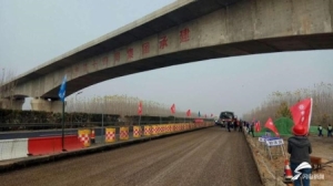 京沪高速改扩建工程重要意义 京沪高速改扩建工程开始首段沥青铺筑(2)