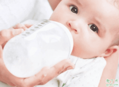 婴儿喝奶经常呛到要不要紧 宝宝呛奶鼻塞了怎么办