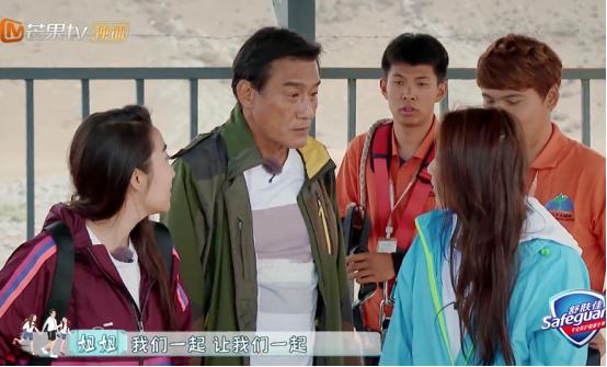 梁家辉谈结婚30年没吵架 一路成年双胞胎姐妹只是坐缆车(2)