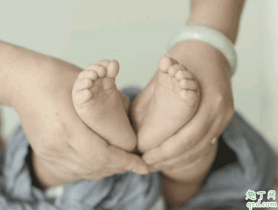 为什么宝宝生下来身上有好多白色的 宝宝身上的胎脂可以自己吸收吗1