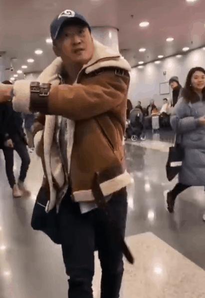 吴京独自出现在机场一路跟拍（吴京机场被跟拍）(1)