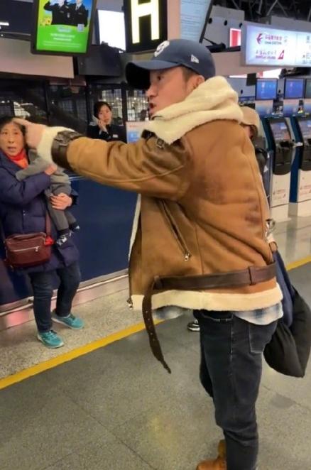 吴京独自出现在机场一路跟拍（吴京机场被跟拍）(2)