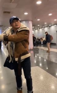 吴京独自出现在机场一路跟拍（吴京机场被跟拍）(5)