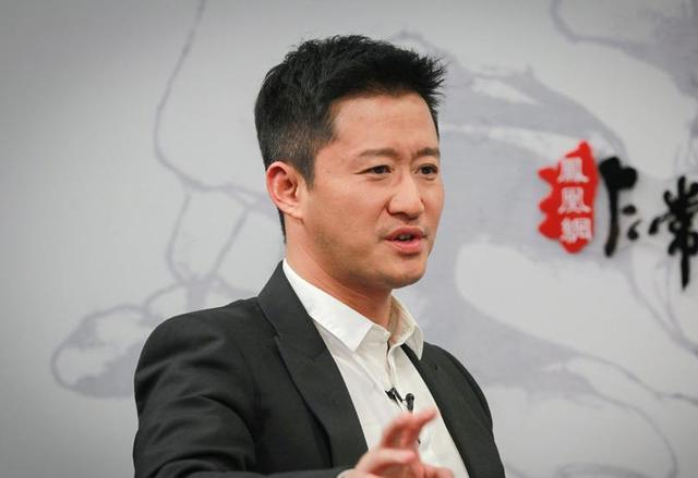 吴京独自出现在机场一路跟拍（吴京机场被跟拍）(6)