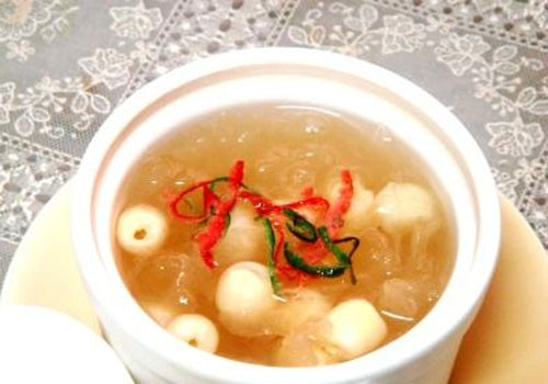 冰糖银耳莲子羹
