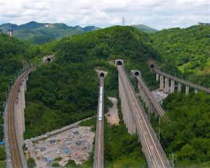 中国高铁真狂魔！一张照片里 五条隧道、五座大桥