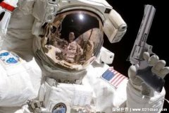 宇航员要携带一只手枪用来自保？比较危险