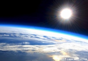  地球大气层在哪里结束 距地球表面约100公里(俗称卡门线)