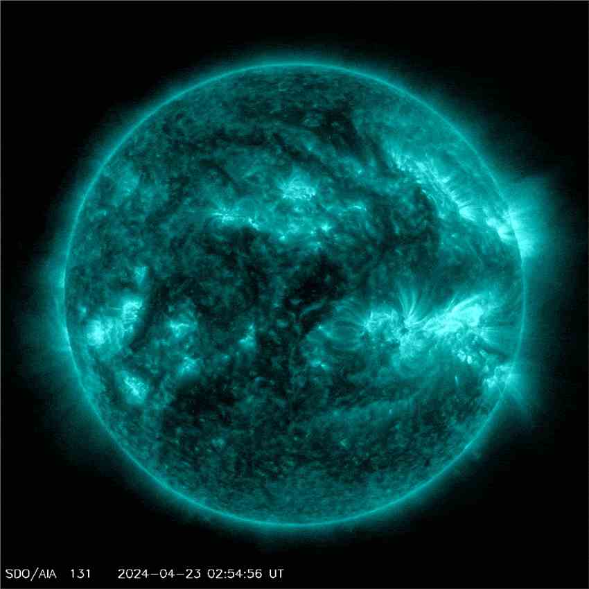 4个太阳耀斑同时从太阳爆发，地球可能会受到沉降物的撞击