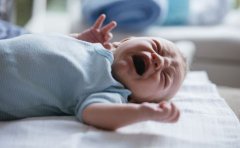 宝宝晚上睡觉总啼哭是什么原因？
