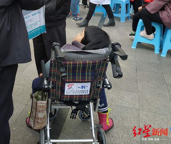 12岁女孩患罕见病成了粘宝宝看着像五六岁只吃软食流食